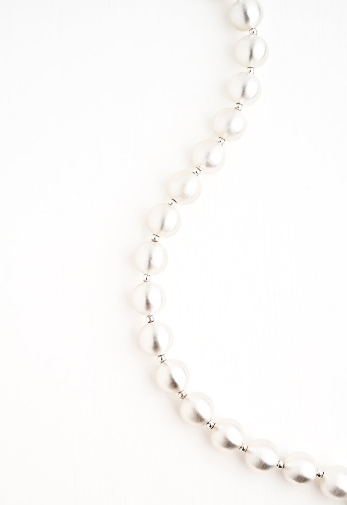 En Vogue Ball Necklace in Silver